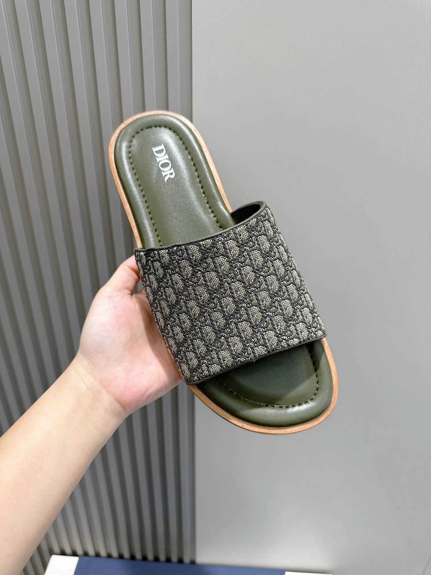 P320 [DIOR] Size 39-44 (38.45 custom-made) 2024ss Dior’s latest men’s slippers are a must-have. Dior Alias ​​Men's Genuine Leather Slippers This summer new Alias ​​sandal embodies a casual and elegant style. Carefully crafted from grained cow leather and Oblique printed fabric, with cowhide lining! Cross-strap design with metal-clad brass CD Diamond logo. The imported cowhide leather and rubber sole adds sophistication and comfort, while Oblique print-effect anti-slip panels add style.